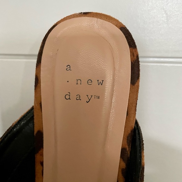 Cute leopard print slides! - Picture 2 of 5